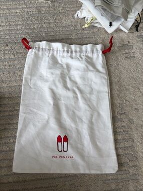 VIBI VENEZIA White Drawstring Shoe Dust Bag with Red Accents